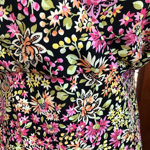 Beautiful Floral Dress - Picture 4 of 6